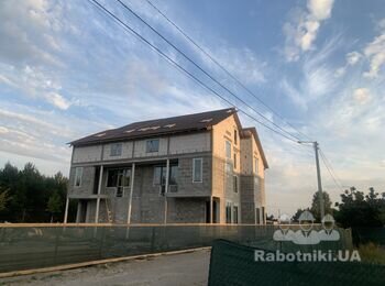 Утеплення фасаду двоповерхового будинку з мансардою без декору