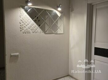 Переложить зеркальное панно и отремонтировать откос