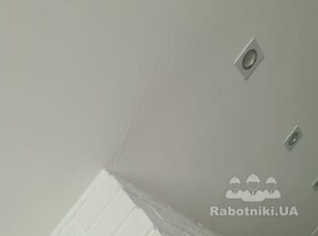 Подкрасить потолок небольшой участок с дефектом