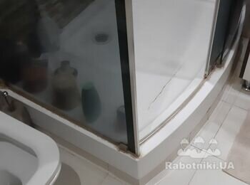 Монтаж піддону в душовій з цегли та плитки
