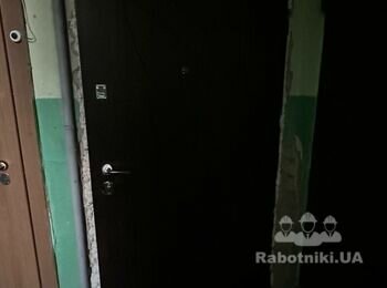 Зробити відкоси на вхідних дверях та покласти плитку
