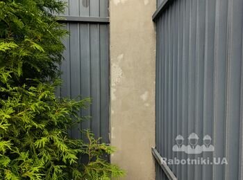 Підготовка та фарбування цоколя та стовпчиків паркану