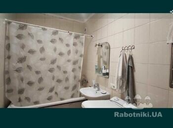 Заміна старого кафелю на стінах на новий.