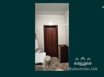 Заміна старого кафелю на стінах на новий.