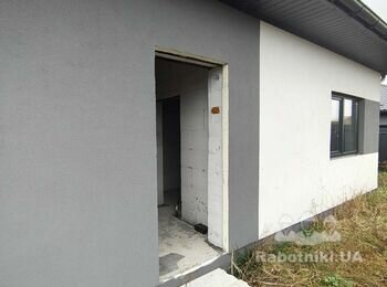 Козирьок над входом в будинок
