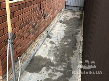 Укладання плитки на цоколь та ганок