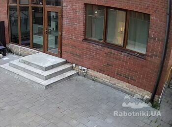 Укладання плитки на цоколь та ганок