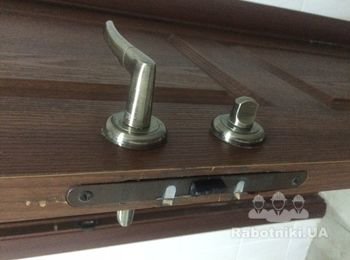 Купить и заменить замок в межкомнатных дверях