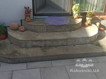 Вкладання плитки на задньому дворі (сходи і цоколь)