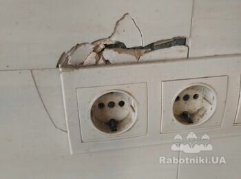 Творчий процес заміни пошкодженої плитки