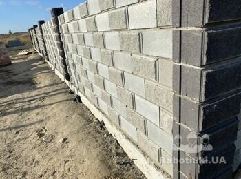 Потрібні 3 майстра(Паркан зі рваного блоку)
