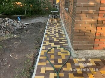 Облкласти цоколь піщаником