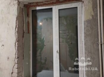 Ремонт просідання цегляної кладки над вікнами. Укоси, штукатурка.