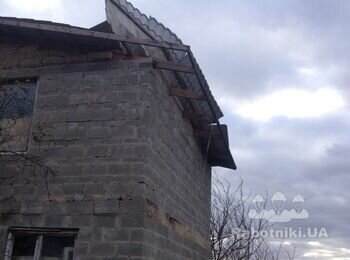 Вітер пошкодив дах. Потрібен майстер для починки кровлі у будинку.