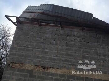 Вітер пошкодив дах. Потрібен майстер для починки кровлі у будинку.