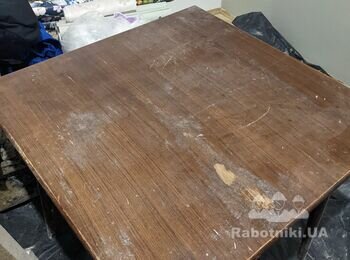 Полакувати дерев'яні стільці і стіл