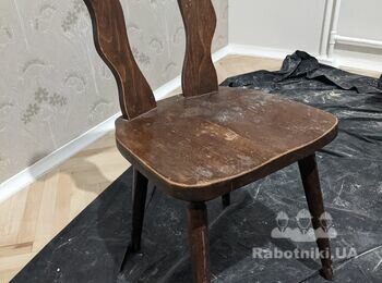Полакувати дерев'яні стільці і стіл