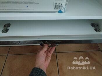 Прикрепить петли.