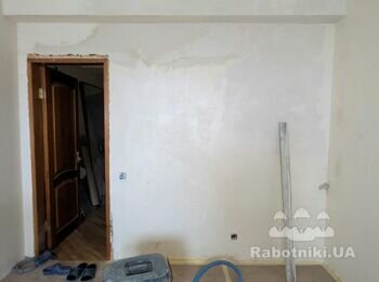 Ручна штукатурка стін по маякам