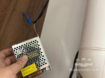 Установка gola профіля з підсвіткою у верхні модулі кухні