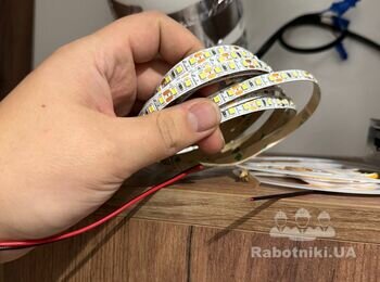 Установка gola профіля з підсвіткою у верхні модулі кухні