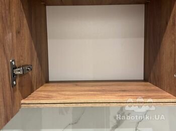 Установка gola профіля з підсвіткою у верхні модулі кухні