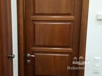 Потрібно пошліфували та пофарбувати дерев'яні двері