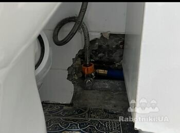 Штукатурка стін і укладання плитки у ванній після заміни труб У ванній