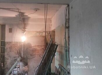 Демонтаж штукатурки до кирпича, стяжки и снос гипсовой перегородки