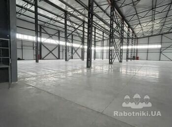 Монтаж промислових світильників в складському приміщенні