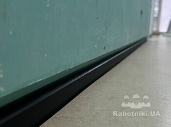 Монтаж теневого плинтуса