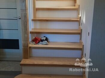 Монтаж деревяних сходів