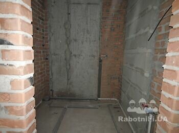 На квартиру сантехнік і електрик