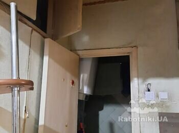 Ободрать обои, и заштукатурить в один слой стены и потолок.