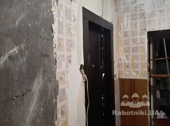 Ободрать обои, и заштукатурить в один слой стены и потолок.