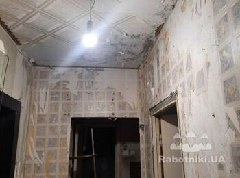 Ободрать обои, и заштукатурить в один слой стены и потолок.