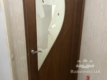 Нужно заменить стекло комнатной двери