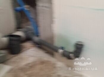 Плиточник на невеликі доробки в стадії завершення ремонту.