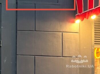 Необхідно приклеїти плитку на стіну та демонтувати трубу на фасаді