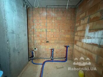 Потрібно укласти плитку в ванній.