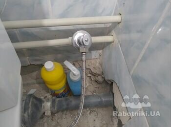 Укладання плитки на підлозі у ваній та туалеті та інші роботи