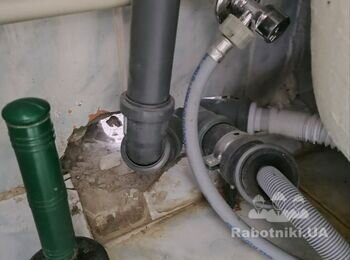 Укладання плитки на підлозі у ваній та туалеті та інші роботи