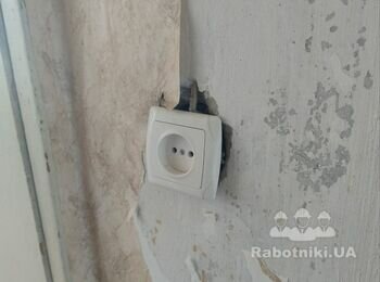 Укладання плитки на підлозі у ваній та туалеті та інші роботи