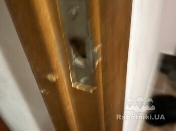 Встановити замок в деревяні двері