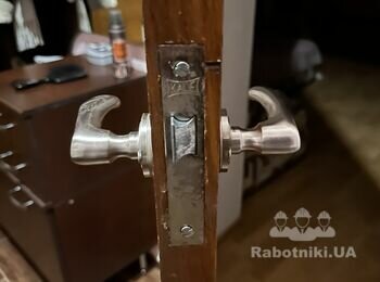 Встановити замок в деревяні двері