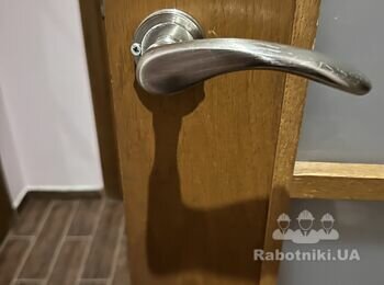 Встановити замок в деревяні двері