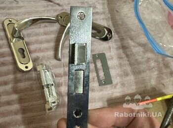 Встановити замок в деревяні двері