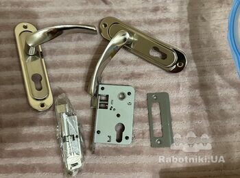 Встановити замок в деревяні двері