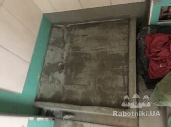 Монтаж плитки в душовому піддоні.