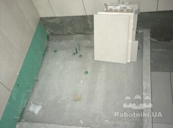 Монтаж плитки в душовому піддоні.